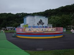 入場料４００円の手ごろな水族館。
昭和のインフラで、展示スペースもごくわずか。
プールのペンギンとアザラシも、平日を良いことに客を舐めた態度。
開店休業状態です。
でも、ここはダークホースでした。