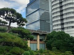 正面がラウンジ　右側がガーデンコート、真ん中奥がプリンスギャラリー＆紀尾井町ガーデンテラス、です。