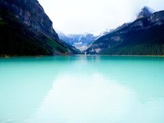 ルイーズ湖 Lake Louiseの東端に到着、エメラルドグイーンの神秘的な色をした湖です。これは西方向に眺めた様子。