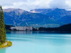 トレッキングの中間地点で、レイクルイーズ東方向に眺めた様子。出発地点の大きなホテルFairmont Château Lake Louiseが目立ちます。