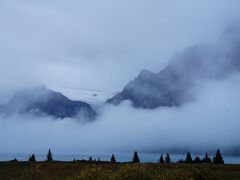翌日9/12、この日は車でアイスフィールドパークウエイを北上してコロンビア氷原を目指します。途中の景色はカナダで一番とも言われる風光明媚な景色、、なのですが早朝は生憎の天気です。写真は霧に囲まれたボウ湖 Lake Bowで山の上に僅かに氷河が見られます。