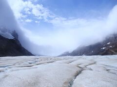 帰りの最後に僅かに晴れ間が見えた瞬間です。生憎の天気でしたが2時間の氷河ウォーキングの貴重な体験でした。ガイドツアーなら安全に氷河の上を歩けます。