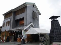 こちらで鵜飼観覧を受け付けています。もちろん宿でも予約できます。
今日は、皇室に鮎を献上する、御料鵜飼日にあたっています。

船からは間近で鵜飼の様子が見られるようですが、食事もゆっくり取りたかったので、観覧船はあきらめて、川岸から鵜飼を見ることにしました。