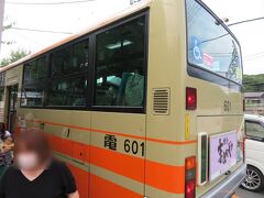 踏切のすぐ先が明月院バス停。
時刻表では4分で着くはずが、渋滞のせいで25分もかかりました。