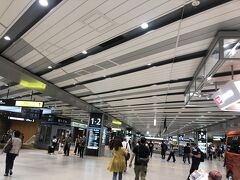 新大阪駅下車。新型コロナ陽性者が再び増えてはいるが人出は多い。