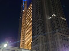 丸の内線にのって西新宿にきました。
夜の都庁の未来都市感が半端ない。