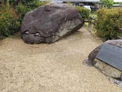 明日香村の最初の訪問先は亀石。
民家の庭先に何気なく置かれていました。