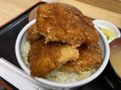人気のソースカツ丼を食べました。なんとカツ5枚のボリューミーなカツ丼。これがなんと900円。だから人気なんですね。