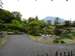 では、3日目仙厳園　御殿の続きからです。
屋内から見た、きれいな庭園です。遠くには桜島が見えます。