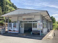 ４５＜ＪＲ水窪駅＞
　水窪の鉄道の玄関であるＪＲ飯田線の水窪駅です。だれもおらず、がらんとしていました。