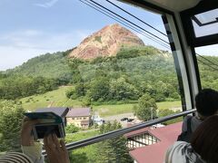 前に来た時は西山火口散策路を歩きましたが今回は有珠山ロープウェイに乗ってみました。
昭和新山が良く見えます。