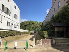 奈良駅から三条通りを東大寺方面に歩いていると念仏寺山古墳がありました。
普通に街中にあるのは奈良が古都だからかな。