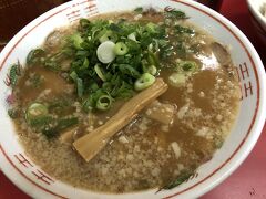 早めの夕食にラーメンです。
ネギに背油の相性がいい感じ。
追加のライスもどんどん進みました。