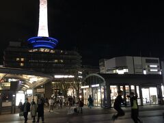 祇園から鴨川沿いを歩き、京都駅についた頃にはすっかり暗くなってました。
これから岐阜まで電車移動です。