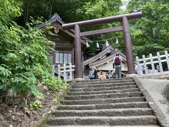 随神門から杉並木を越えて、坂や石段を登り 戸隠神社奥社に到着です。