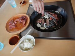 朝からずっと小雨が降り続いていたが、それほど苦にはならなかった。

朝食を食べ過ぎた為、お腹が減らない。でもせっかくなので【ジンギスカン白樺】へ行って、どんなものか試してみるとした。美味しかった！

食後は、隣にある【六花亭  富良野カンパーナ】でお菓子を買った。雨天ともあり、混んでいた。店内で食べられなくて残念。
