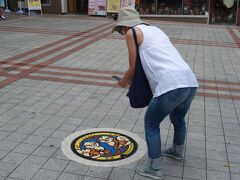 今日も残念ながら曇天、宿を抜け出し国際通りを朝食に向かいます。ヨメさんが写真に収めるのは、国際通りにあるポケふた。ポケモンが描かれたマンホールの蓋。全国にアリ、一つとして同じものはアリマセン。