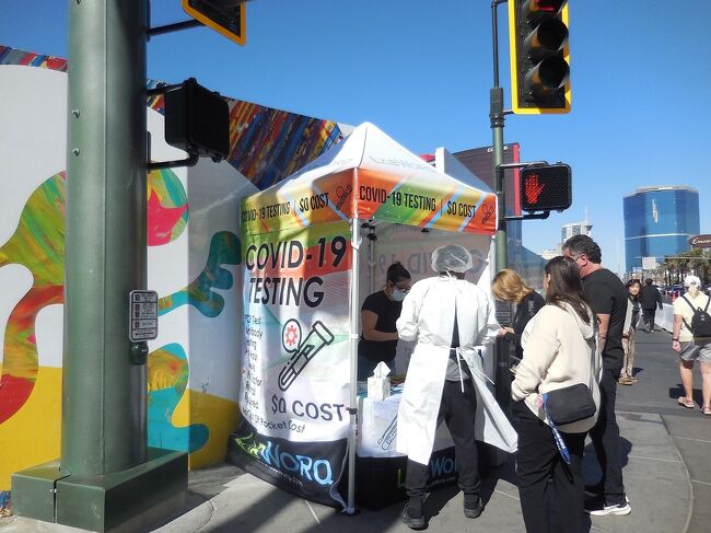 例えばラスベガスの場合では、街角PCR検査所が市内の数ヵ所に設置されていて、誰でも無料で、予約も不要のままに検査を受ける事が出来ました。<br />もしもラスベガスに来てから体調に不安が生じたならば、すぐに検査をしてもらい、その結果によっての自己判断で、次の行動を決める事が可能です。<br />検査希望者は、国外からの観光客を含めて、アメリカの予算によるコロナ対策の恩恵を受けるのですから、素晴らしい措置ですねぇ。