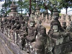 売店横の五百羅漢入り口を進むと、約50年間にわたり建立された500体以上の羅漢がずらり。一つとして同じ姿はないそう。

https://kitain.net/history/cultural-asset/500arhat/