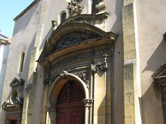 １２時３０分、次は駅の反対側（南側）にある現代美術館、ポンピドゥー・センター・メッスに行こうと南下していきますが、その途中にあったのがこちらの“サン・マクシマン教会”（Église Saint-Maximin de Metz）。

347年に亡くなったというトリーアの司教マクシミンの名を冠するカトリックの教会で、建設は１２世紀と、メッスに現存する建物の中では最古の部類に入ります。