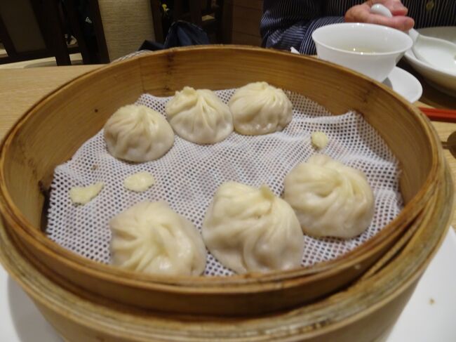 小籠包三種盛り　　￥1，310-<br />小籠包はぬるく、味も期待が大きすぎたのかそれ程でもなかったです。<br />やはり本場で食べるべきでしょうか？