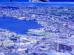 Space Needle[https://www.spaceneedle.com/]に到着しました。
オープンスペースで天気もいいので心地よいです。
シアトルが一望できます。

柵の外でクイズを解きながら１周して時間を競う人が。命綱をつけているとはいえ、やってみたいとは思わないですね。