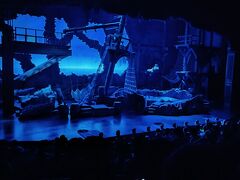 カリブの海賊のアトラクションの横には劇場があり、こちらも迫力満点のショーが見られる。但し全て早口の中国語なので雰囲気を楽しむのみ。