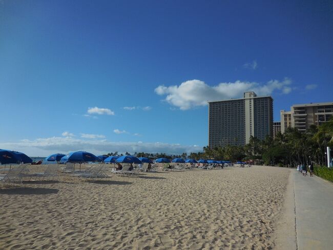 昼下りのヒルトンビーチ。<br />ワイキキ散策を楽しんで、買い物をして帰って来たビーチロードです。