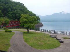 雨が降りそうだったので、早めにホテルをチェックアウトして【支笏湖】へ。
