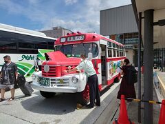 さて、バスに乗って高山バスターミナルへ。
ボンネットバス発見。
観光用にリメイクしたのでしょうね。
乗ってみたいぞ。