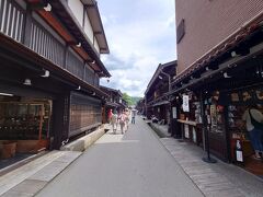 さて、古い町並み(上三之町)にやってきました。
金曜日、人は疎らですね。
土日はもっと人出があるんでしょうね。