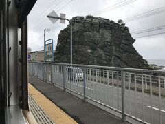 千畳敷駅。
日本海に広がる観光地の千畳敷海岸が国道を挟み目の前にある駅。
千畳敷の海岸が眺められ、駅前には民宿・食事処・お土産屋が立ち並び観光地であるが、駅は1面1線の駅舎のない観光駅とは思われない小さな駅。
観光列車「リゾートしらがみ」の一部が観光停車する。
