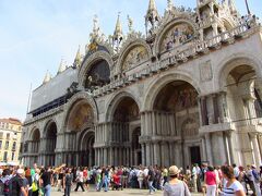  サン・マルコ寺院（Basilica San Marco）
朝なのにもうすでにかなり並んでいました。リュックを背負っている人は、建物向かって右側方向へ通りを進んだところの荷物預かり所で預けてから、また来るようにと、脇に立っている係の人に言われていた。

