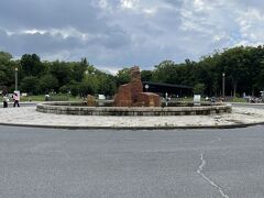 大阪城公園噴水広場。ここでも大阪城が見えている。