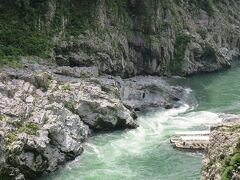 大歩危峡観光遊覧船・・・祖谷渓巡る観光船

吉野川の激流によって岩が砕かれてできた峡谷を、往復4km、所要時間30分の船旅で楽しめます

大歩危峡は国の名勝天然記念物にも指定されていて、2億年の時が作り出した大自然の造形美は迫力満点

行きはのんびり、帰りは急ピッチ

澄み渡る川面眺めながら、含礫片岩と呼ばれる大歩危でしか見られない珍しい石が並ぶダイナミックな景観を間近に見ることができます

渓谷からの風感じながら、雄大な渓谷美体感

お天気にも恵まれ、吉野川上流の巨岩奇岩が続く大歩危と新緑のコントラストが素敵でした