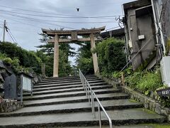 時間が遅く、一周するバスも終わっていたので、近くの月読神社へ
