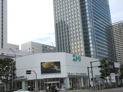 ホテルを出て近くを探索。
ホテルからみなとみらい大通りを渡ると2階建ての建物「PRYME GALLERY みなとみらい」ホテルからは屋上の駐車場がよく見えます。
2階建てなのは、10年間の暫定施設らしい。
1階は、輸入自動車ショールーム。「ポルシェ」「BMW」「MINI」
1階には紳士服の「AOKI」、2階は家具・インテリアの「ニトリ」。
該当の車の購入を考えている人にはウェスティン横浜はよいね。
街中で走る輸入車が増えて、ポルシェは珍しくなくなった・・
マセラッティ、ブガッティ と ベントレーはあまり見かけない・・