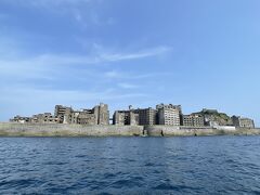 見えて来ました！端島（軍艦島）
この島って、草木のない水成岩の瀬を埋め立てて作ったそうですね～
知らなかったよ～～～


