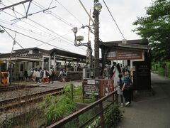 北鎌倉駅
駅舎と正式な改札口は踏切の反対、上りホーム側にありますが。
Ｓｕｉｃａやきっぷを持っている乗客に限って手前下りホーム側の臨時改札口を通ることができます。
（そうでない人は少し戻って円覚寺前の踏切を渡って正式な改札口（西口）に回る必要があります。）