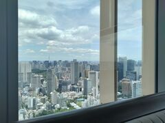 ザ・リッツカールトン東京
TOWERS
https://towers.ritzcarltontokyo.com/
味：100点++/ここ最近メニューが変わらないけどそれでも良いの！
サービス：100点/日本人スタッフの方が安定感あり
雰囲気：100点
眺め：お初の皇居側（北東方面）でスカイツリーを一望

下半期も月イチTOWERSからのスタートです。
初めてのソファー席。
こちらも良い眺め。
東京湾方面も見渡せるのでお得。