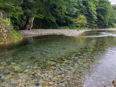 １日目
千葉から栃木まで高速や一般道で気ままに走って来て約3hほどで板室温泉まで来ました。当初手前にある木の俣渓谷に行こうかと思いましたが、人の多さが目に入った瞬間嫌になって何となく板室温泉まで来てしまいました。が、川の透明度は変わらずキレイなのでしばらく川辺を散歩しました。