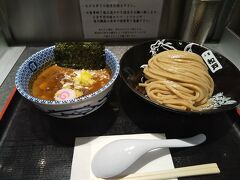 松戸富田麺絆で濃厚つけめんを食べました。
ラーメン激戦区の中で一番行列ができていました。
