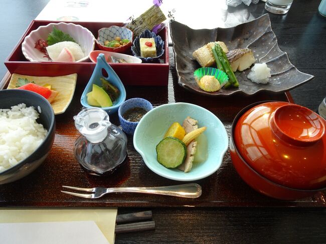 和定食　献立　通常￥3，080-ツアー料金に込み<br />小鉢三種　北海道産大豆煮<br />　　　　　鯖胡麻和え<br />　　　　　玉蜀黍(ﾄｳﾓﾛｺｼ)真丈<br />造　里　　北海道産真烏賊<br />冷煮物　　合鴨ロース煮　季節野菜<br />焼き魚　　本日の焼魚　縞ホッケ　茹でアスパラガス<br />御　飯　　北海道産米<br />香の物<br />味付け昆布<br />汁　椀　　北海道産浅蜊貝と黒地海苔の味噌汁<br />本日の果物二種<br />