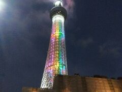 スカイツリーが綺麗です。お礼に蕎麦食べようとソラマチに移動です。以前ならカラオケに行くんですがねぇ