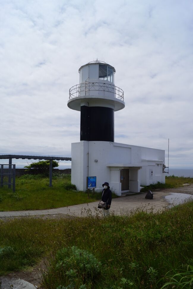 突端の先の神威岩が出来た由来は身を投げたチャレンカの遺体が石と化したと言われています。「和人の船、婦女を乗せてここを過ぐればすなわち覆沈せん」との呪いを残しました。以来女性を乗せた船が通ると必ず転覆し、神威岬は女人禁制となってしまったのです。<br />あいにく先端にはカメラがでんと居座り、先に進めず神威岩を撮ることができなかった。