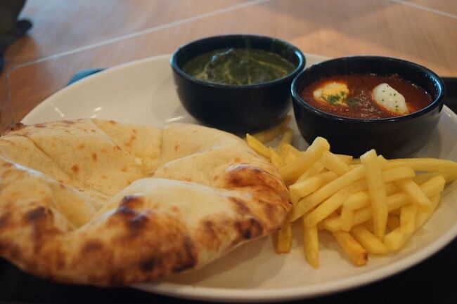 ランチは新千歳空港内<br />コバラヘッタ 新千歳空港店<br />選べる2種のカレーとナン　￥850-<br />http://www.eirin-fukuju.co.jp/