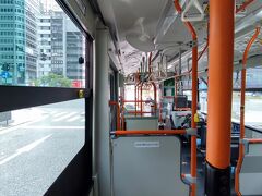 東京駅から、都バスで東京ビッグサイトに向かいます。
前のバスは混んでいましたが、1本見送って、次のバスがガラガラでした。