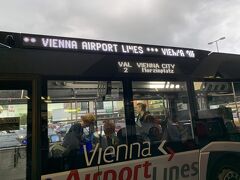 ウィーン国際空港到着！
テンション上がりすぎて、スーツケース受け取らずに出ていきそうになった(笑)
あぶないあぶない、これだから田舎者は(笑)

ここからウィーン旧市街までは
シャトルバス(Vienna Airport Lines)で向かいました。
バスの運転手さんから往復切符を購入。
市内のホテルに宿泊予定だったので
バスの方が便利そうだなぁと。
実際のところ電車よりも割高だしどっちが良いんだろ～