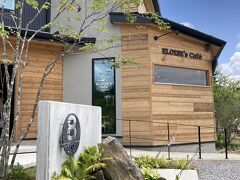 次は長坂町で
こちらはカフェと雑貨屋さん、工務店の壁紙のショールーム的なブースと
複合的な施設となっています。
カフェの人気メニューには金精軒の生信玄餅が載ったフレンチトーストがありますが食べたばかりなのでスルーしました。