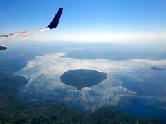 羽田から女満別空港までは1時間40分。
中央に島がある「屈斜路湖」が見え始めると、もうすぐ着陸です。